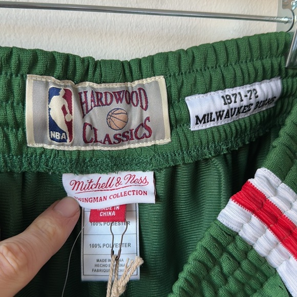 Mitchell and Ness 1971-72 Milwaukee Bucks Road Swingman Shorts men’s medium - Picture 5 of 8